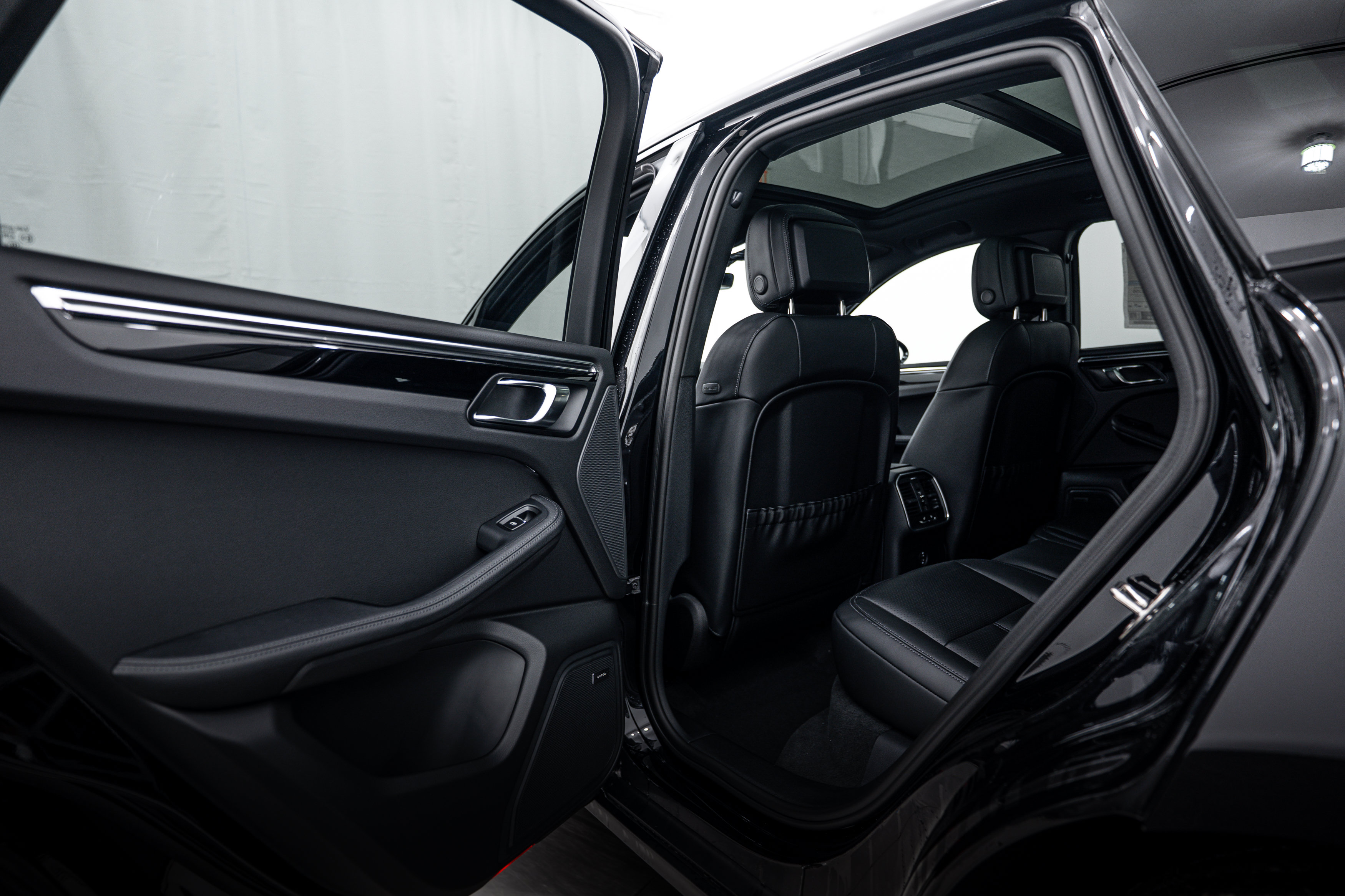 Certified 2026 Porsche Macan AWD/4WD image 21