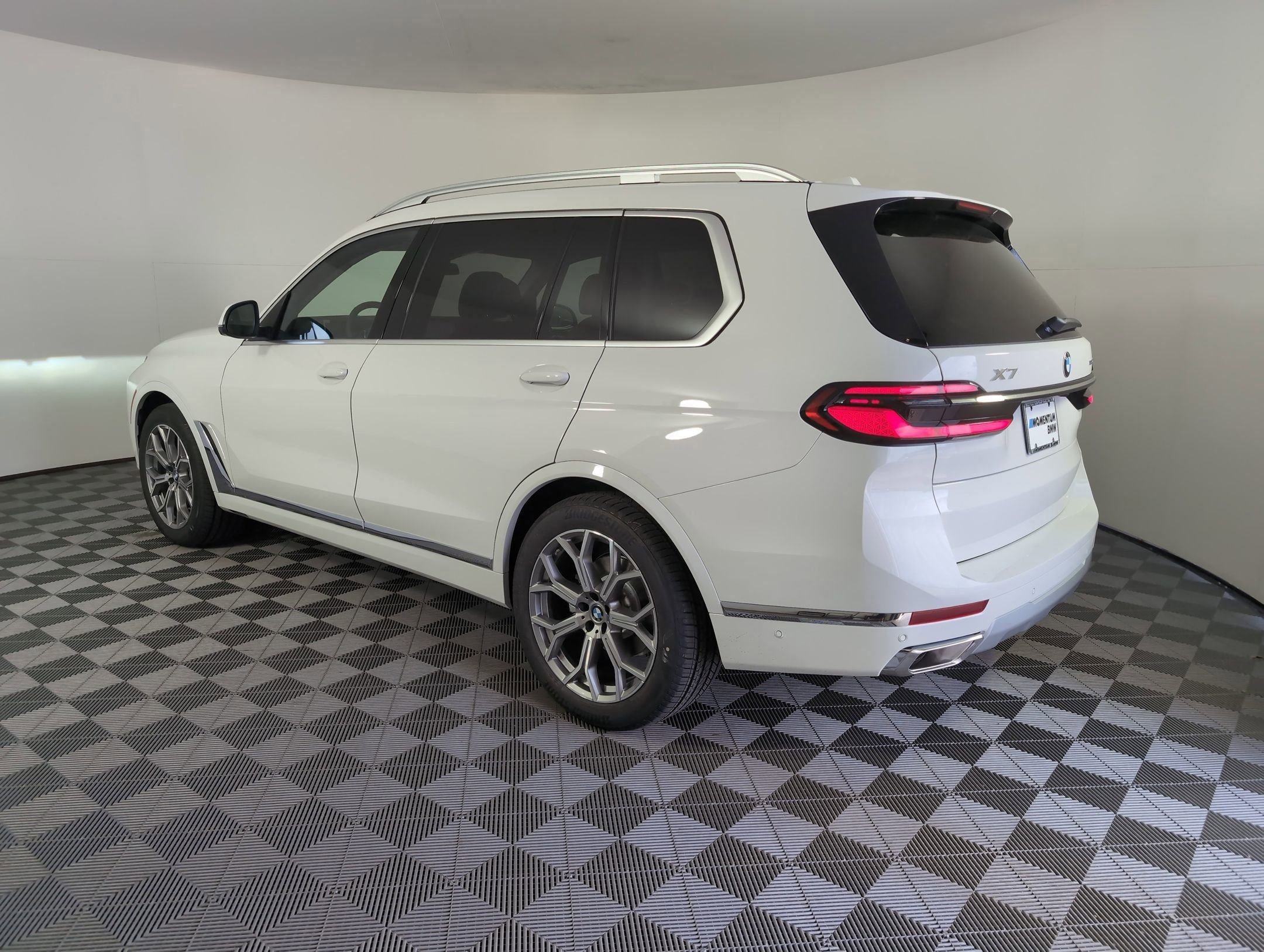 Used 2026 BMW X7 xDrive40i w/ Premium Package image 3