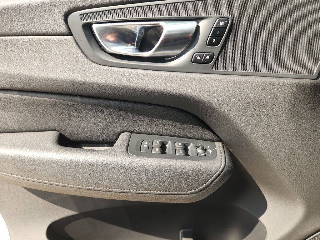 Used 2021 Volvo XC60 T5 Momentum w/ Premium Package FWD image 28