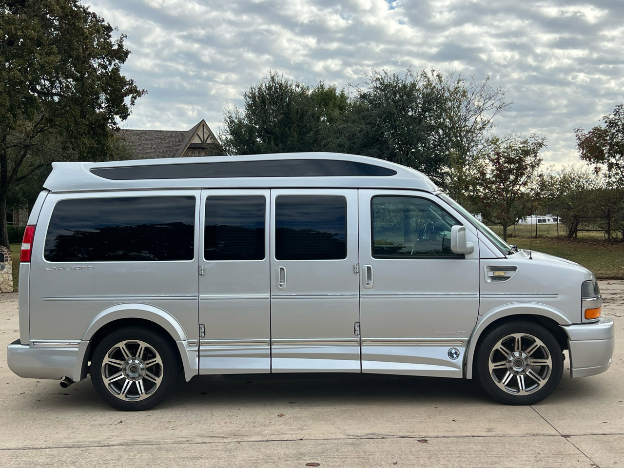 Used 2018 Chevrolet Express 2500 w/ Enhanced Convenience Package image 7