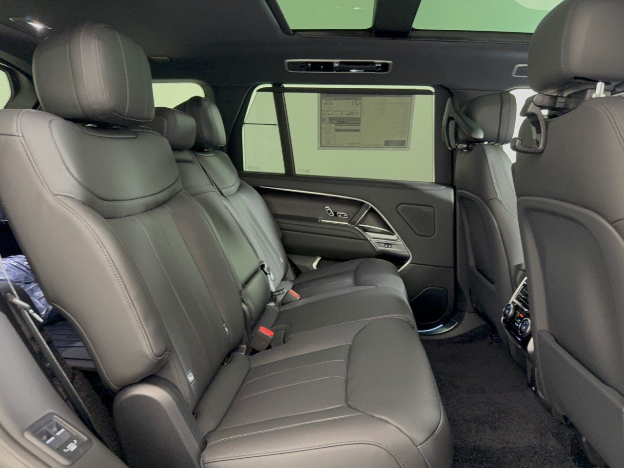 New 2027 Land Rover Range Rover Long Wheelbase SE AWD/4WD image 29