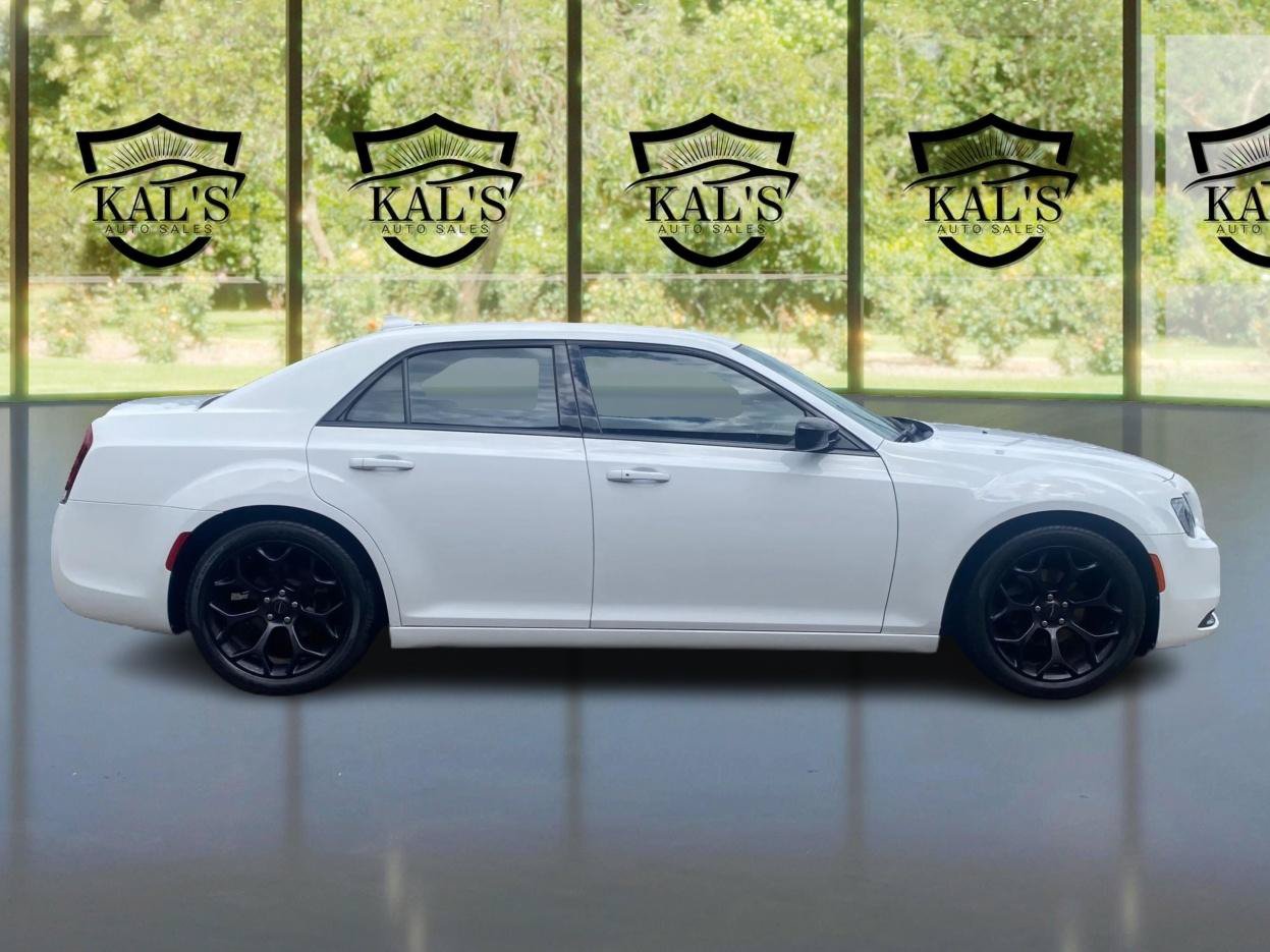 Used 2020 Chrysler 300 Touring w/ Sport Appearance Package RWD image 4
