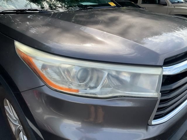 Used 2014 Toyota Highlander LE FWD image 2
