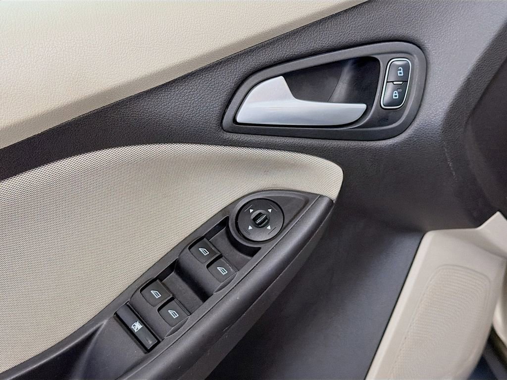 Used 2017 Ford Focus SE FWD image 18