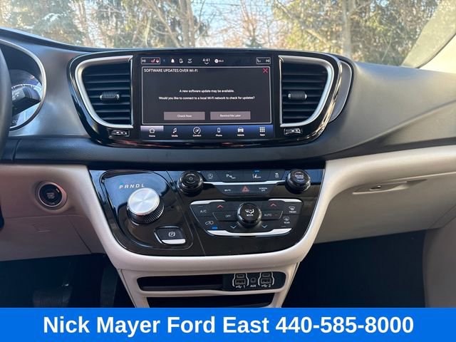 Used 2023 Chrysler Pacifica Touring-L FWD image 11