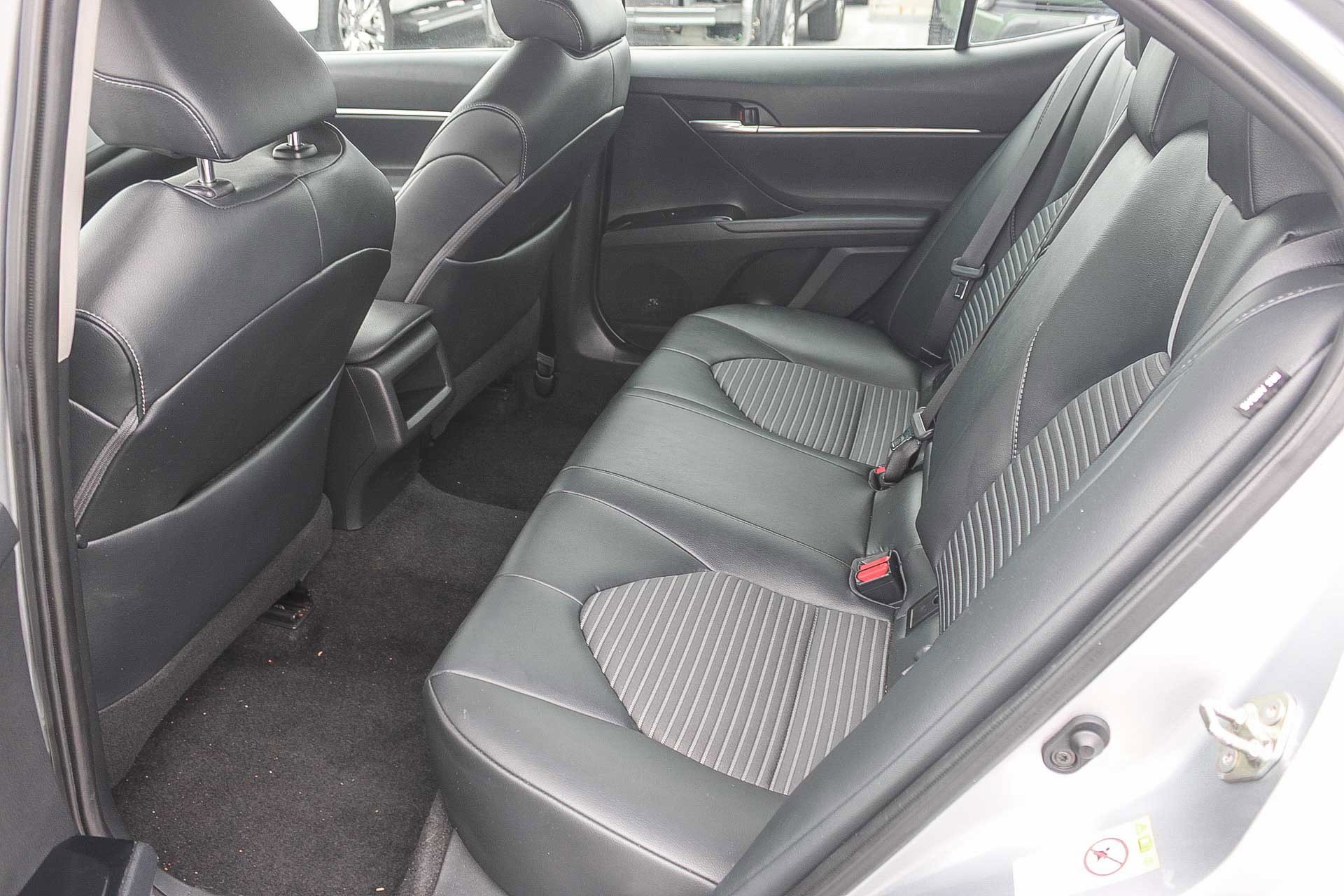 Used 2019 Toyota Camry SE w/ Carpet Mat Package FWD image 19