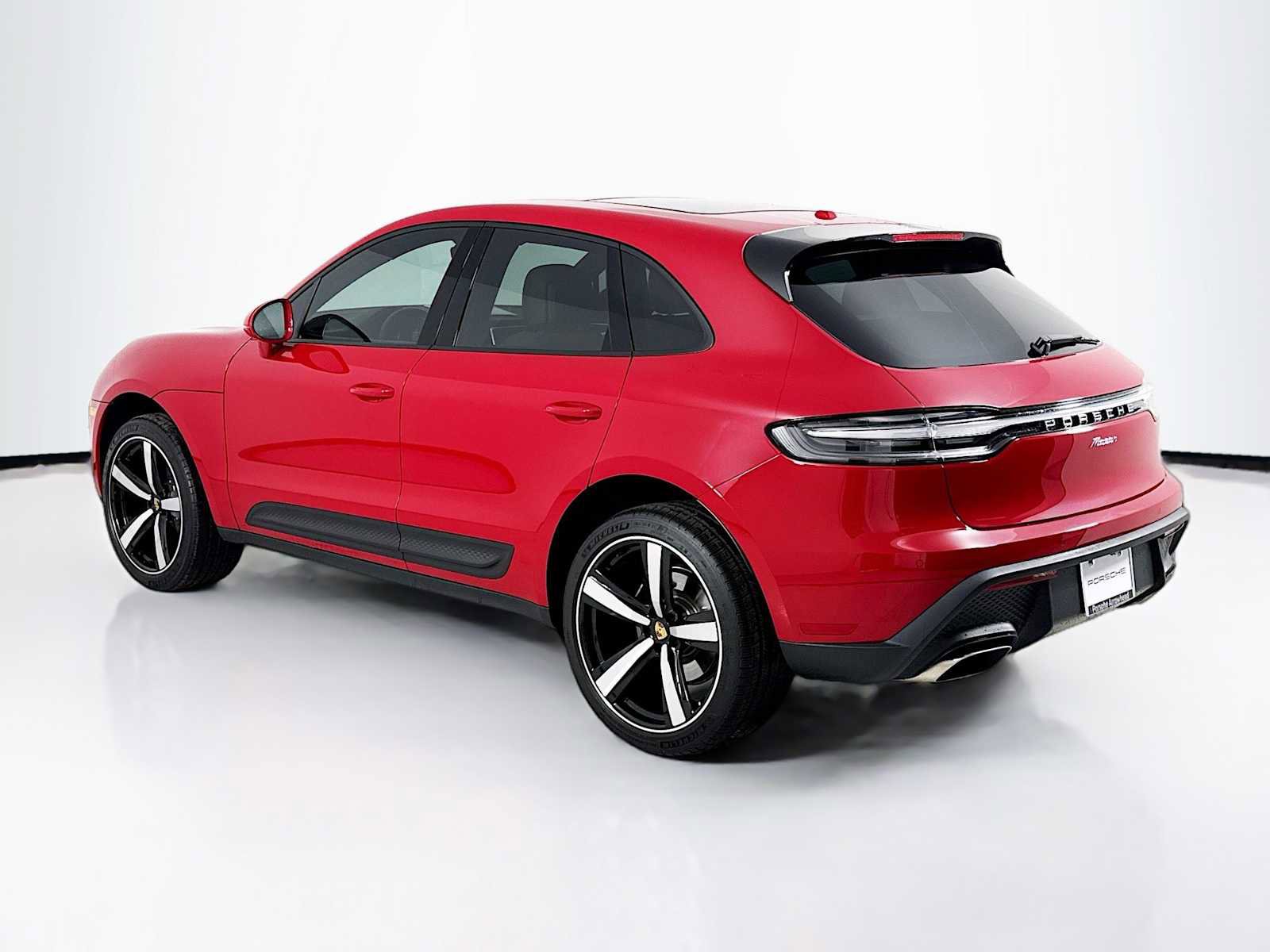 Certified 2025 Porsche Macan AWD/4WD image 3