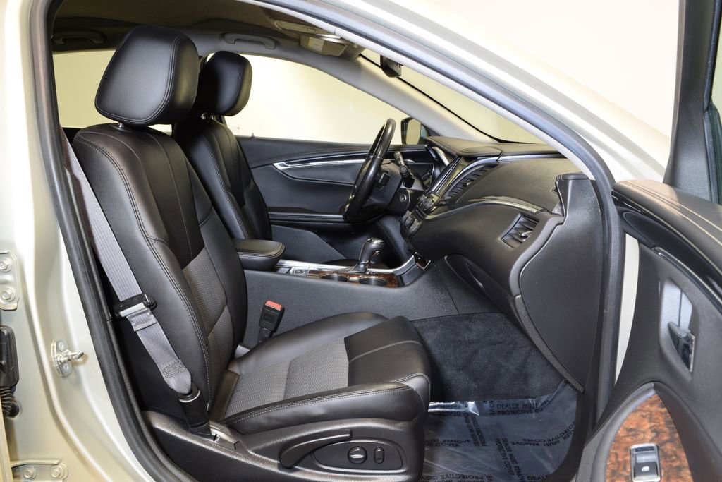 Used 2015 Chevrolet Impala LT w/ Convenience Package image 31