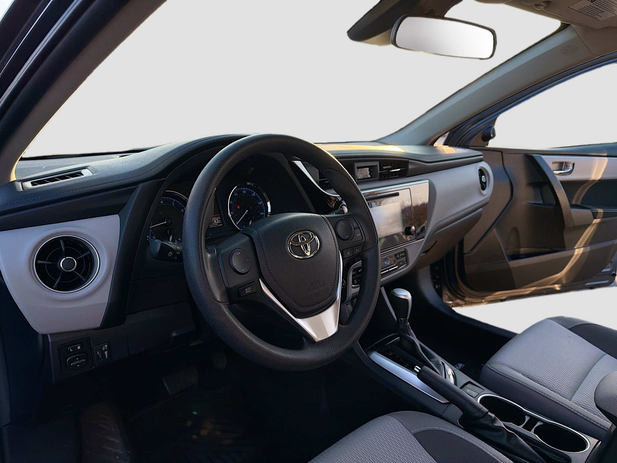 Used 2017 Toyota Corolla LE image 3