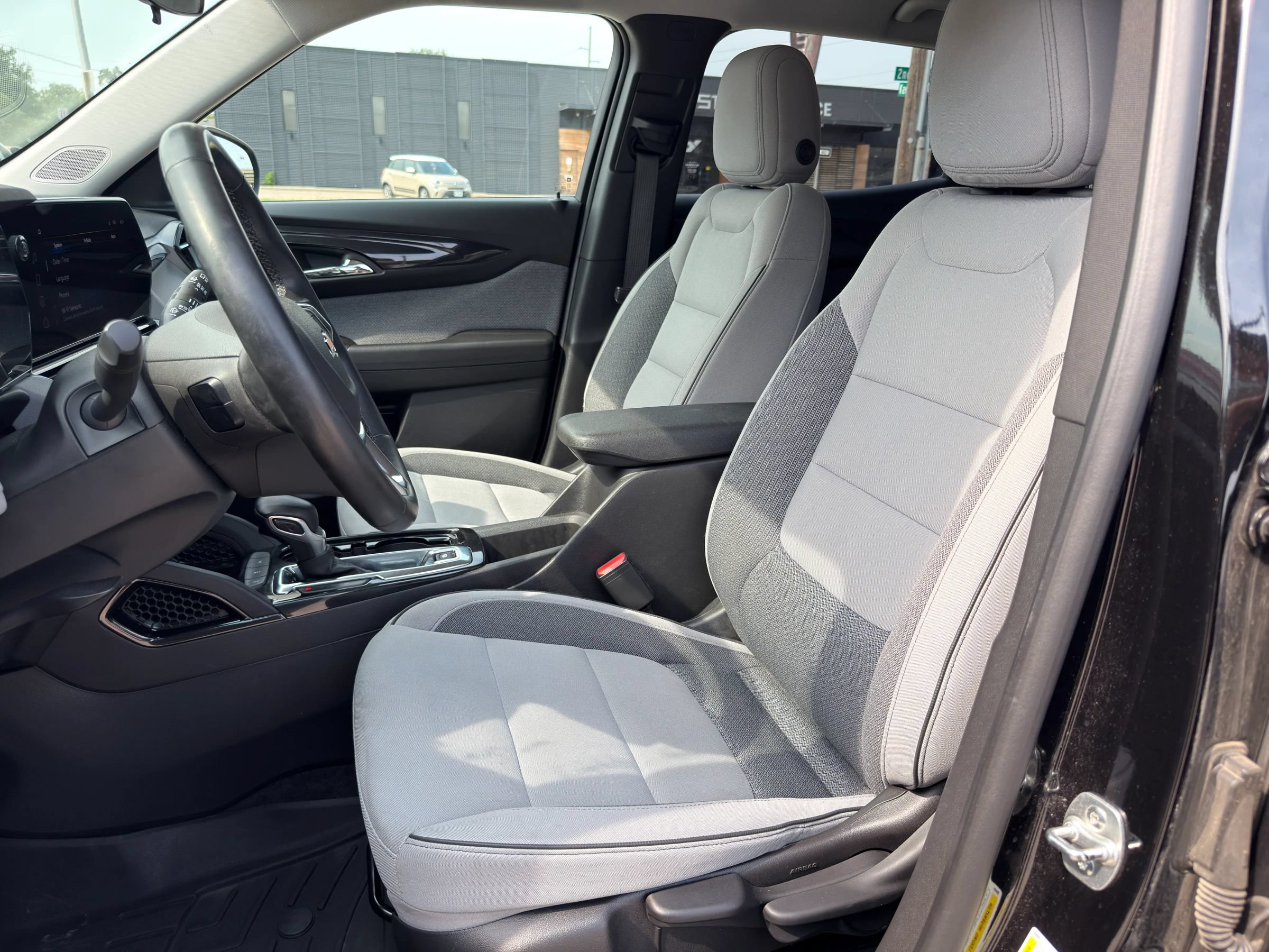 Used 2025 Chevrolet TrailBlazer LT w/ LT Cold Weather Package FWD image 20