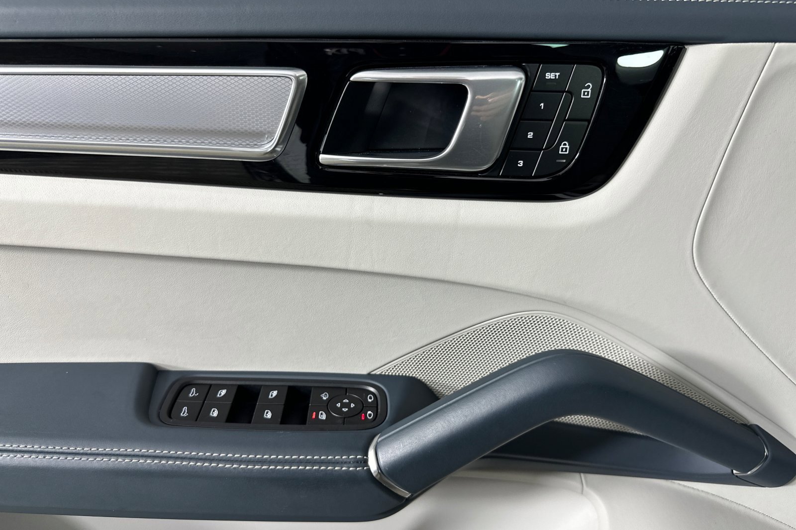 Used 2023 Porsche Cayenne S Platinum w/ Premium Package Plus image 10