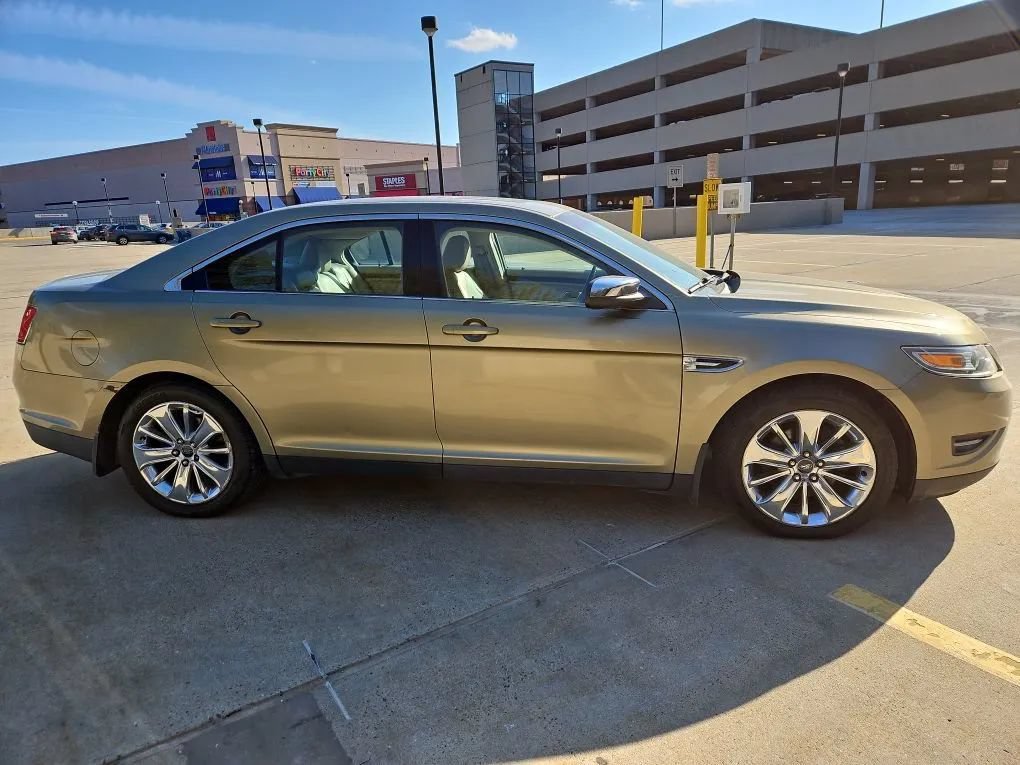 Used 2012 Ford Taurus Limited FWD image 4