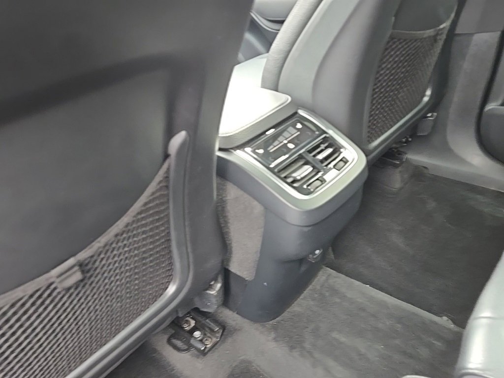 Used 2021 Volvo XC90 T6 Momentum w/ Climate Package image 11