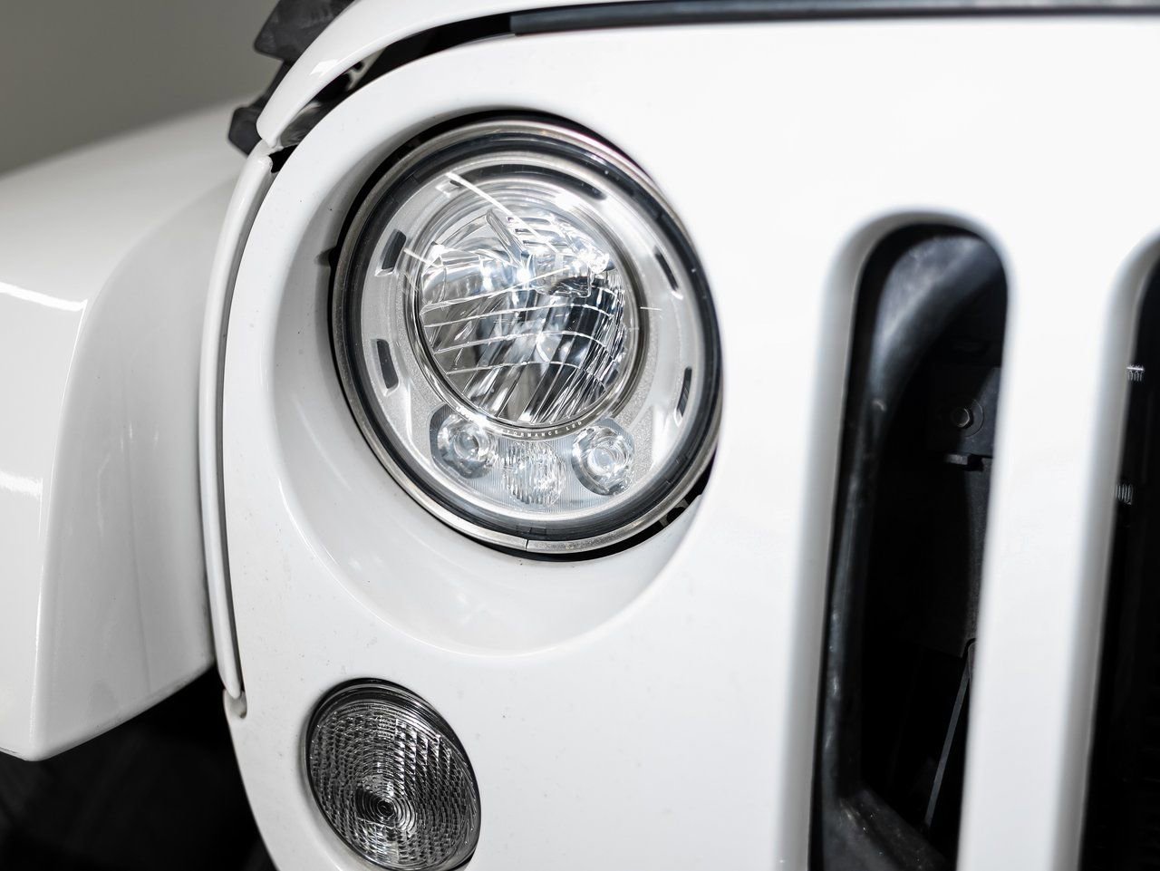 Used 2017 Jeep Wrangler Unlimited Rubicon w/ Connectivity Group image 12