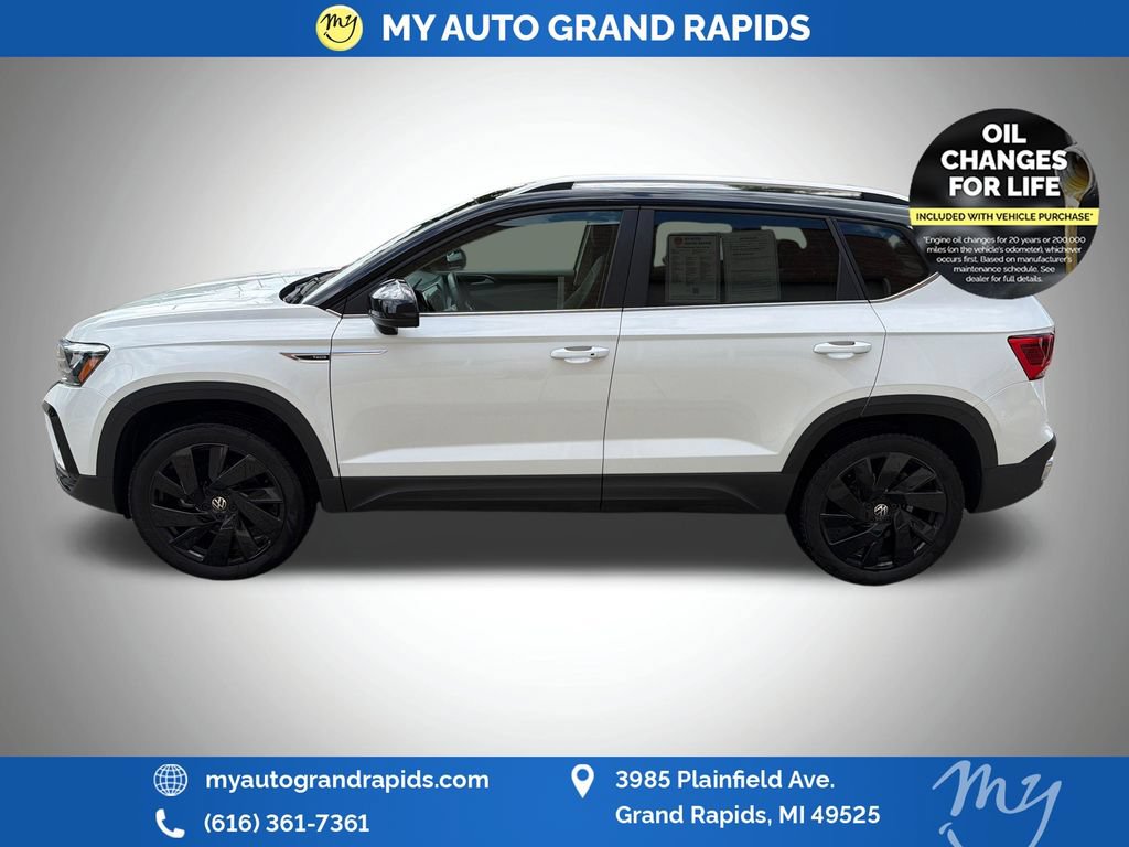 Used 2024 Volkswagen Taos SE w/ Panoramic Sunroof Package AWD/4WD image 4