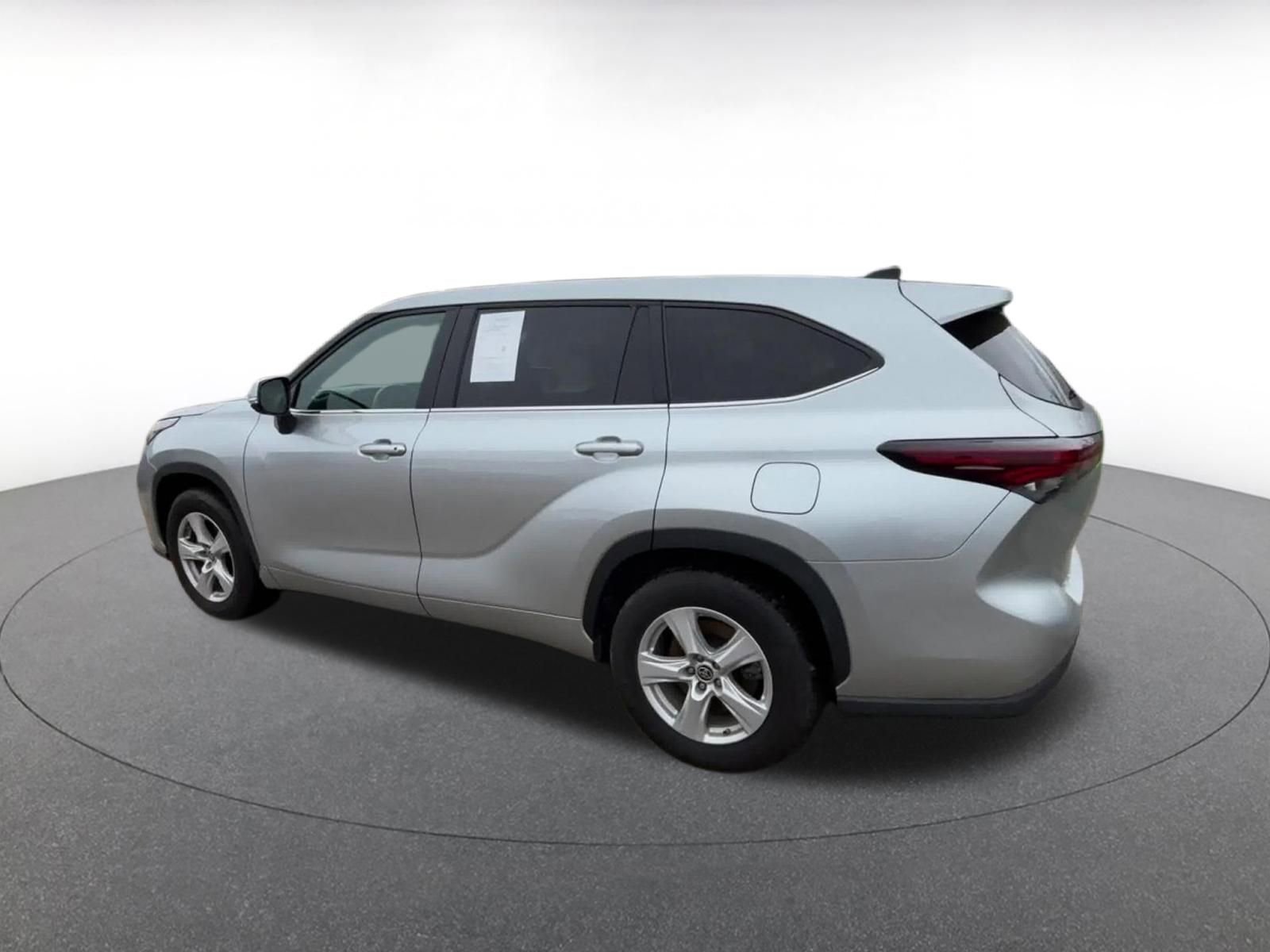 Used 2025 Toyota Highlander LE FWD image 10