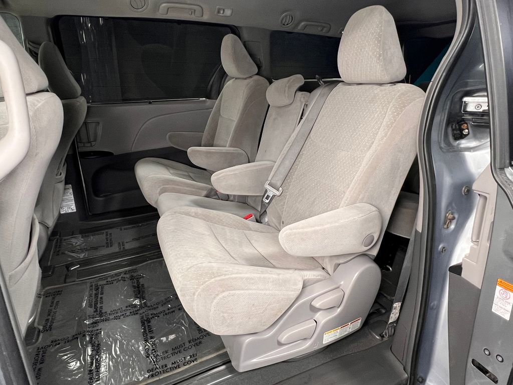 Used 2019 Toyota Sienna LE FWD image 19