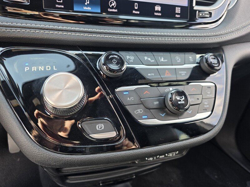 Used 2024 Chrysler Pacifica Touring-L w/ S Appearance Package AWD/4WD image 23