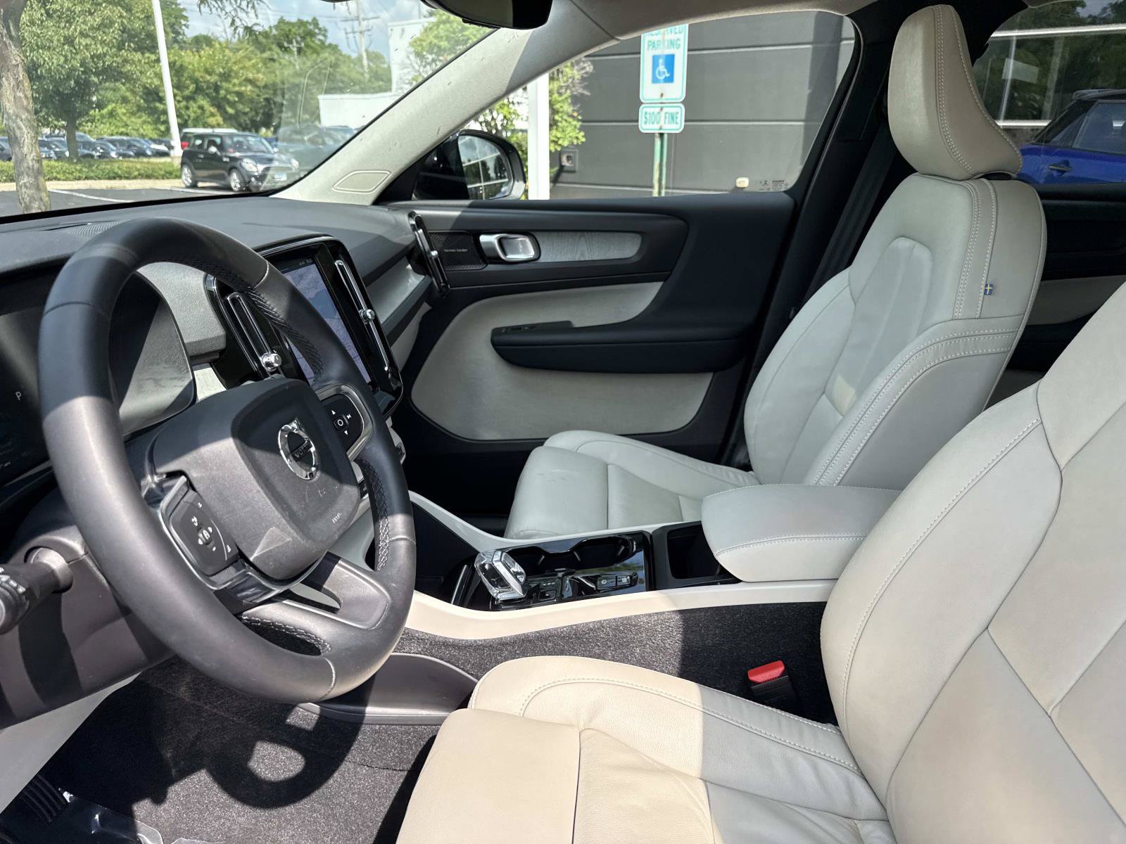 Used 2023 Volvo XC40 B5 Ultimate w/ Protection Package Premier AWD/4WD image 27