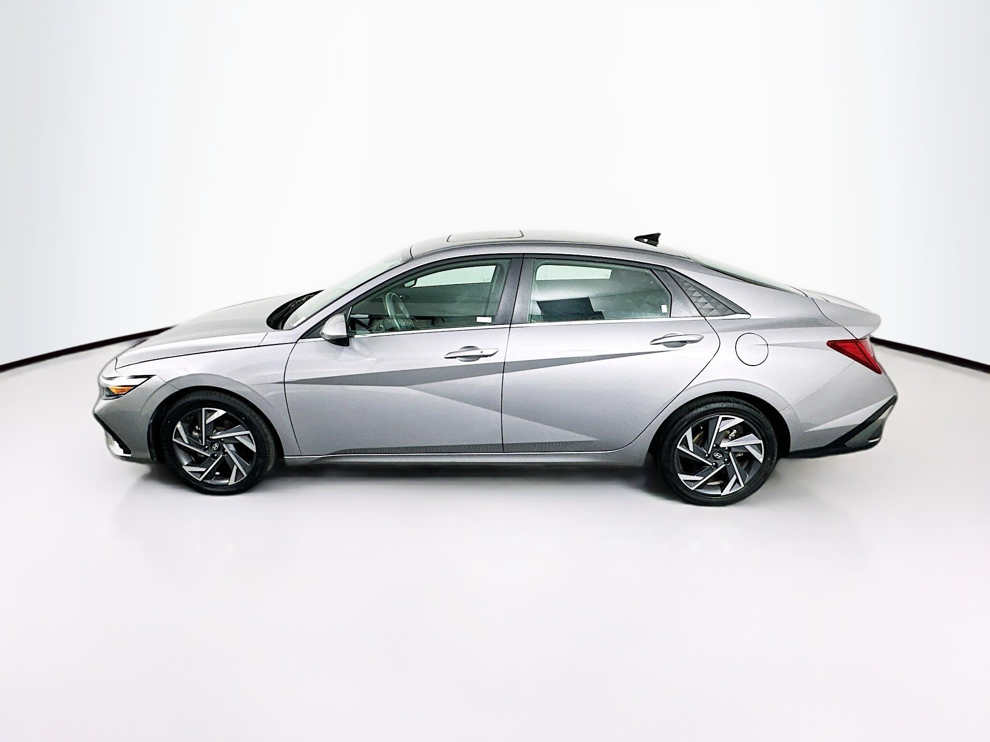 Used 2025 Hyundai Elantra SEL FWD image 4