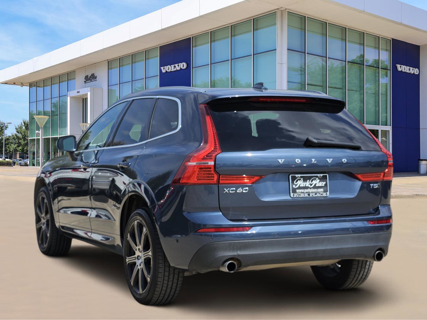 Used 2018 Volvo XC60 T5 Momentum w/ Vision Package image 4