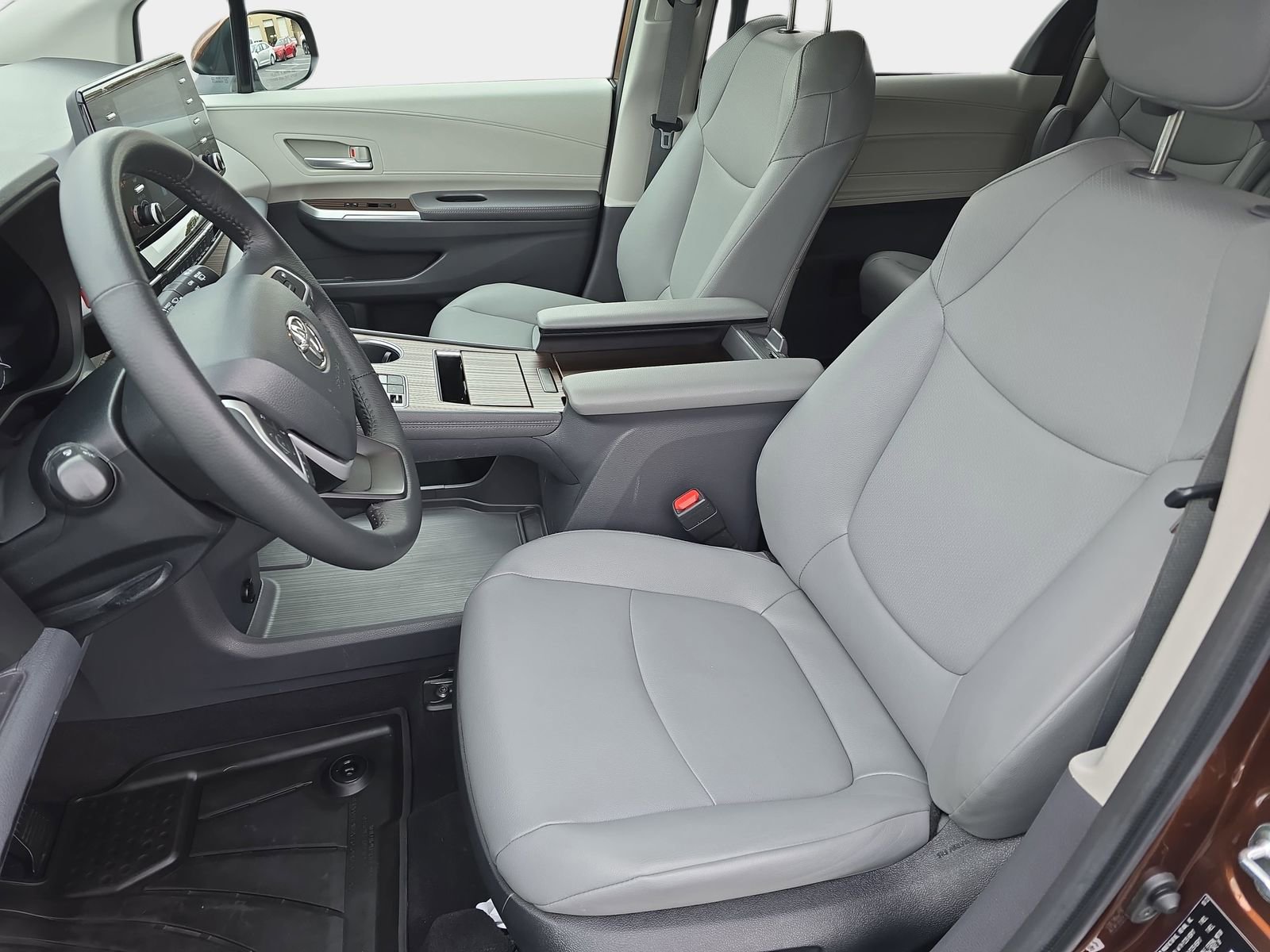 Used 2023 Toyota Sienna XLE image 16