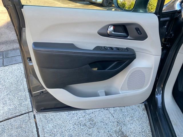 Used 2022 Chrysler Pacifica Touring-L image 27