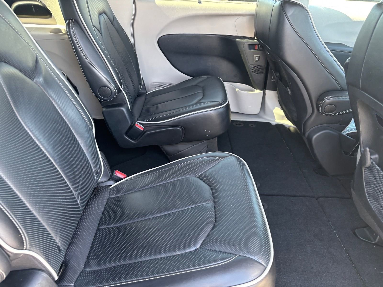 Used 2024 Chrysler Pacifica Limited image 17