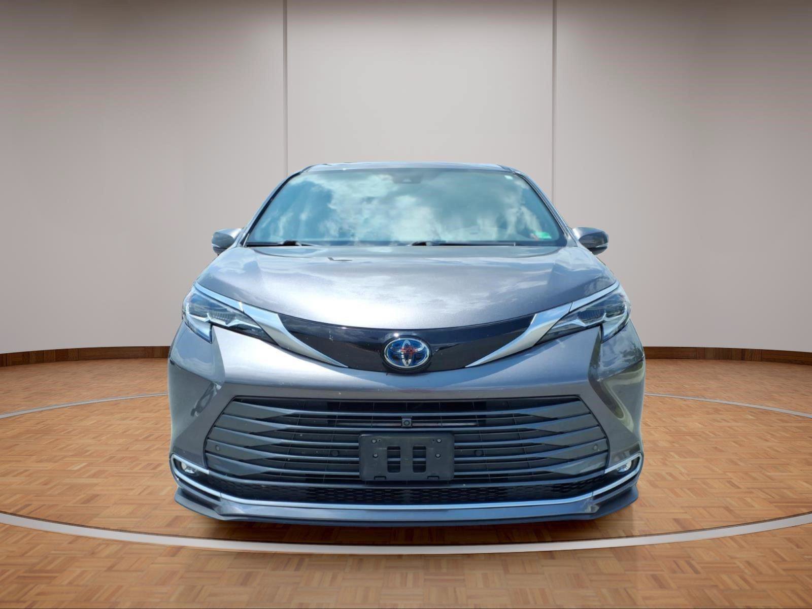 Used 2022 Toyota Sienna Platinum FWD image 2