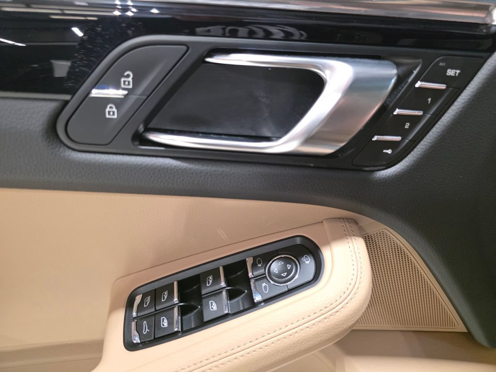 Certified 2026 Porsche Macan AWD/4WD image 20
