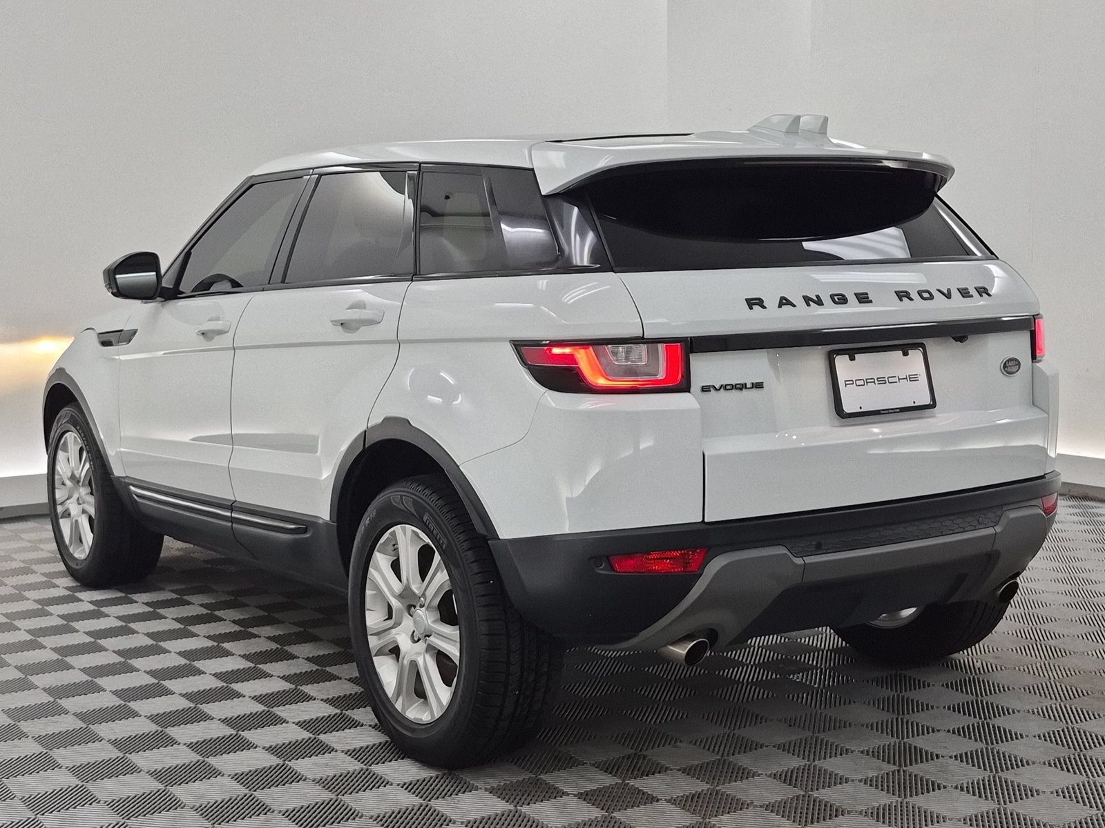 Used 2018 Land Rover Range Rover Evoque SE AWD/4WD video 3