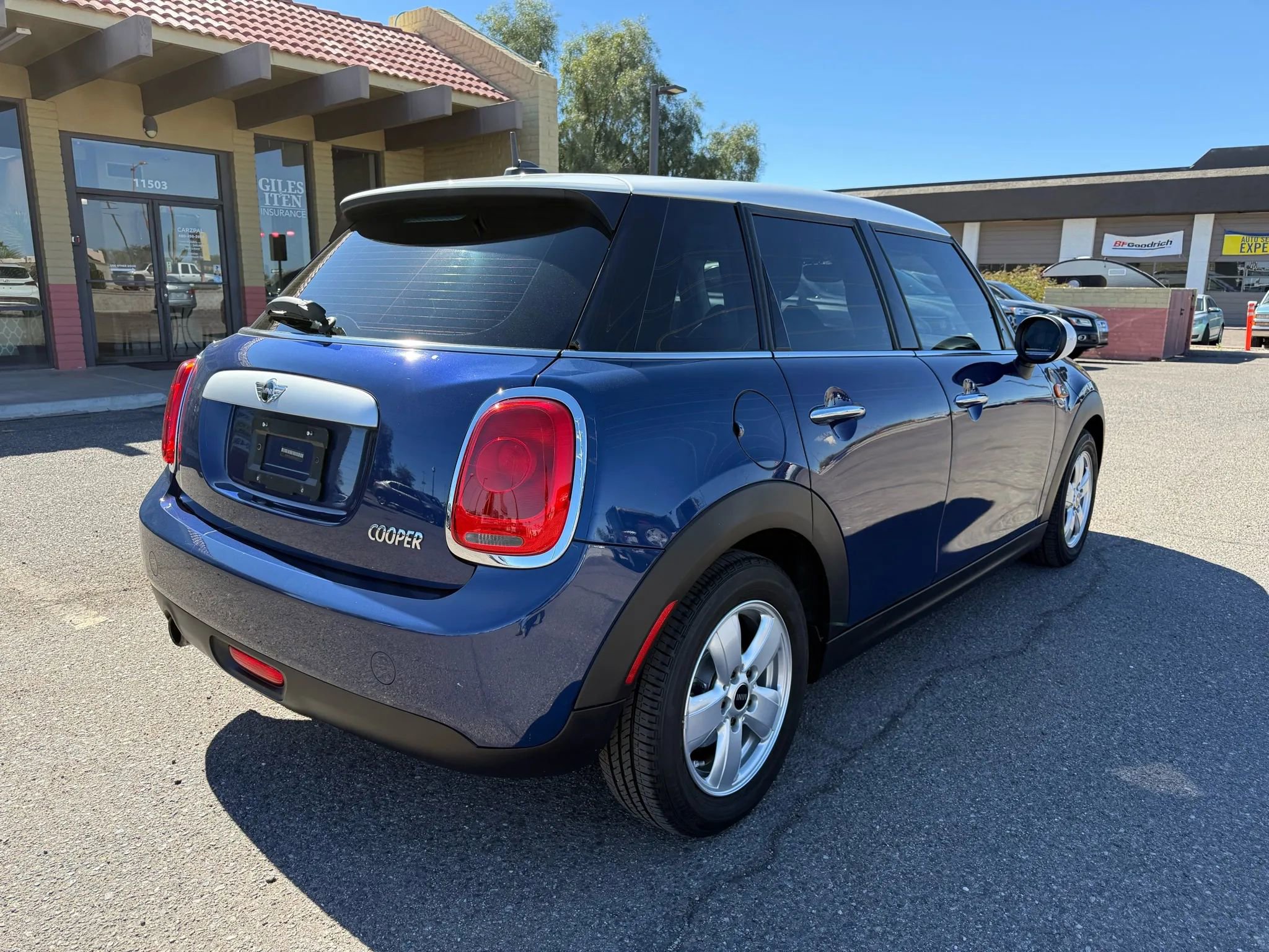 Used 2015 MINI Cooper 4-Door Hardtop image 10