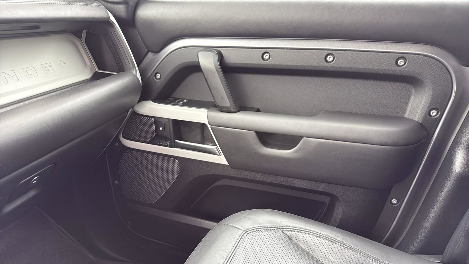 Used 2020 Land Rover Defender 110 First Edition image 23