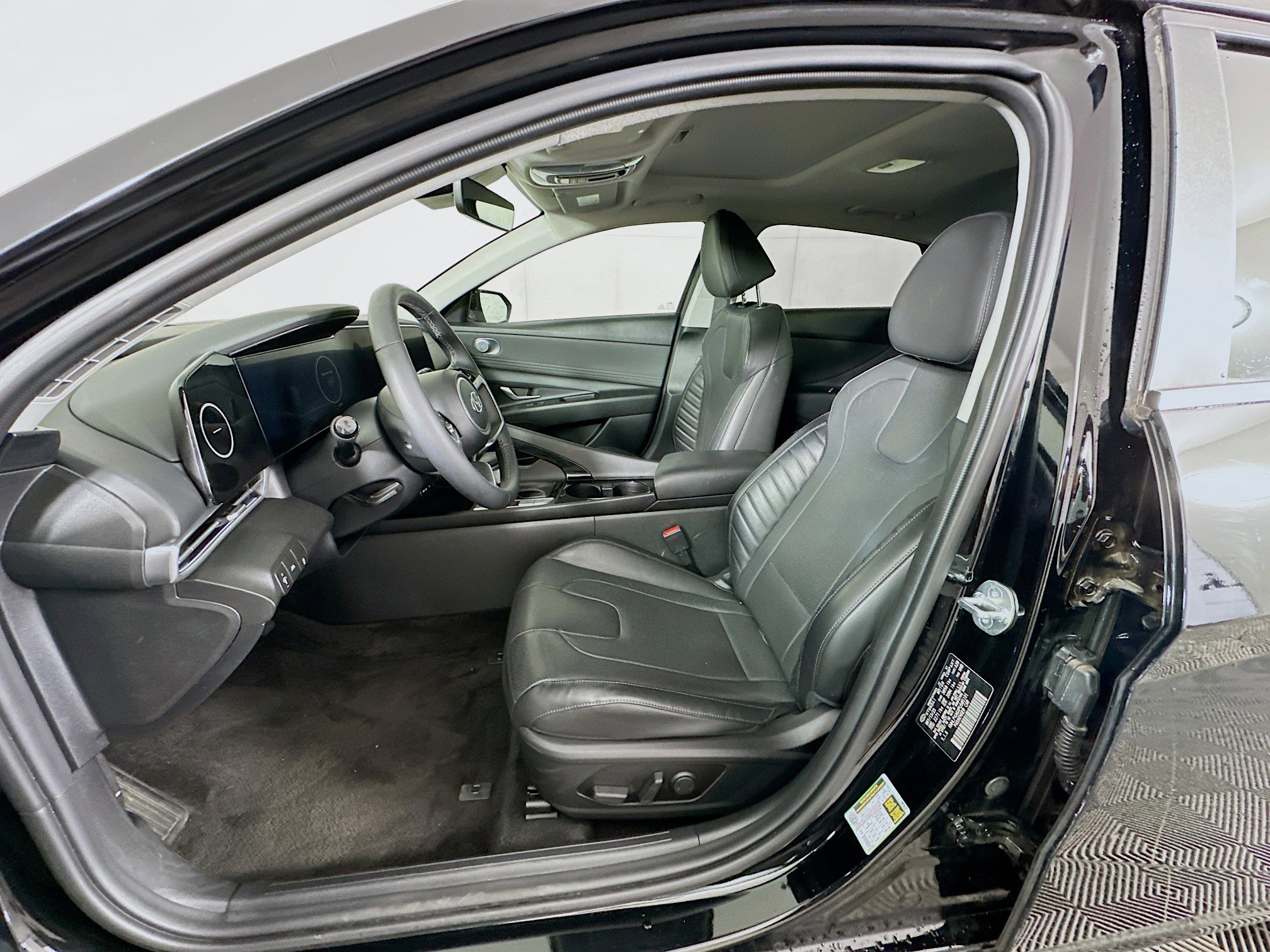 Used 2023 Hyundai Elantra Limited w/ Cargo Package image 13