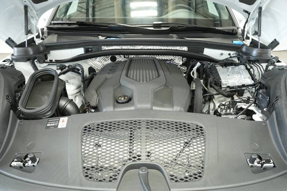 Certified 2025 Porsche Macan AWD/4WD image 30