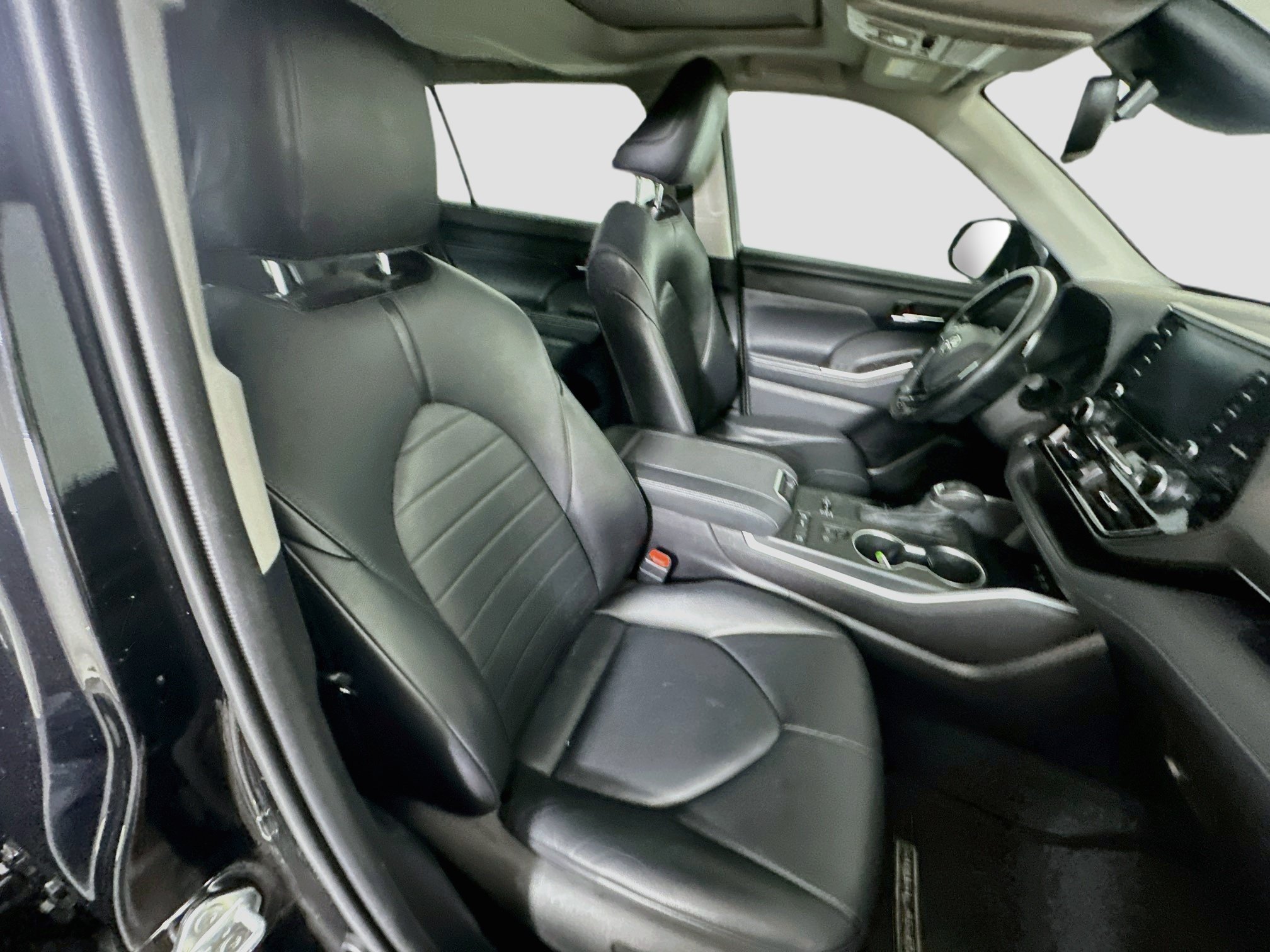 Used 2021 Toyota Highlander XLE FWD image 34