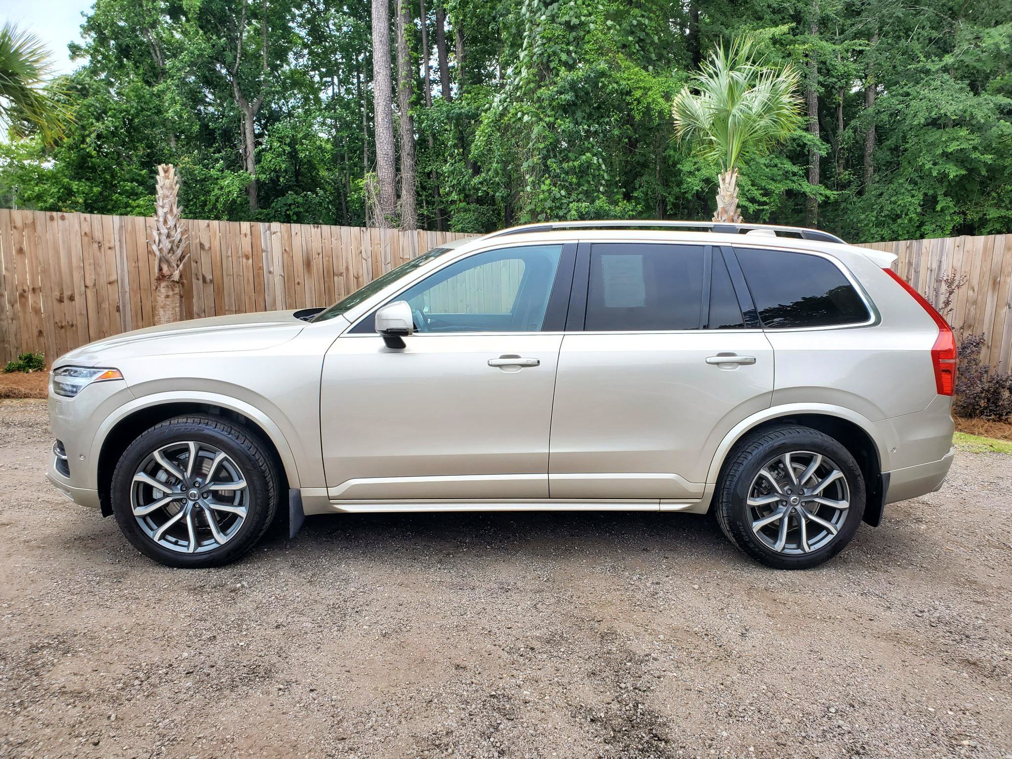 Used 2017 Volvo XC90 T6 Momentum w/ Vision Package AWD/4WD image 4