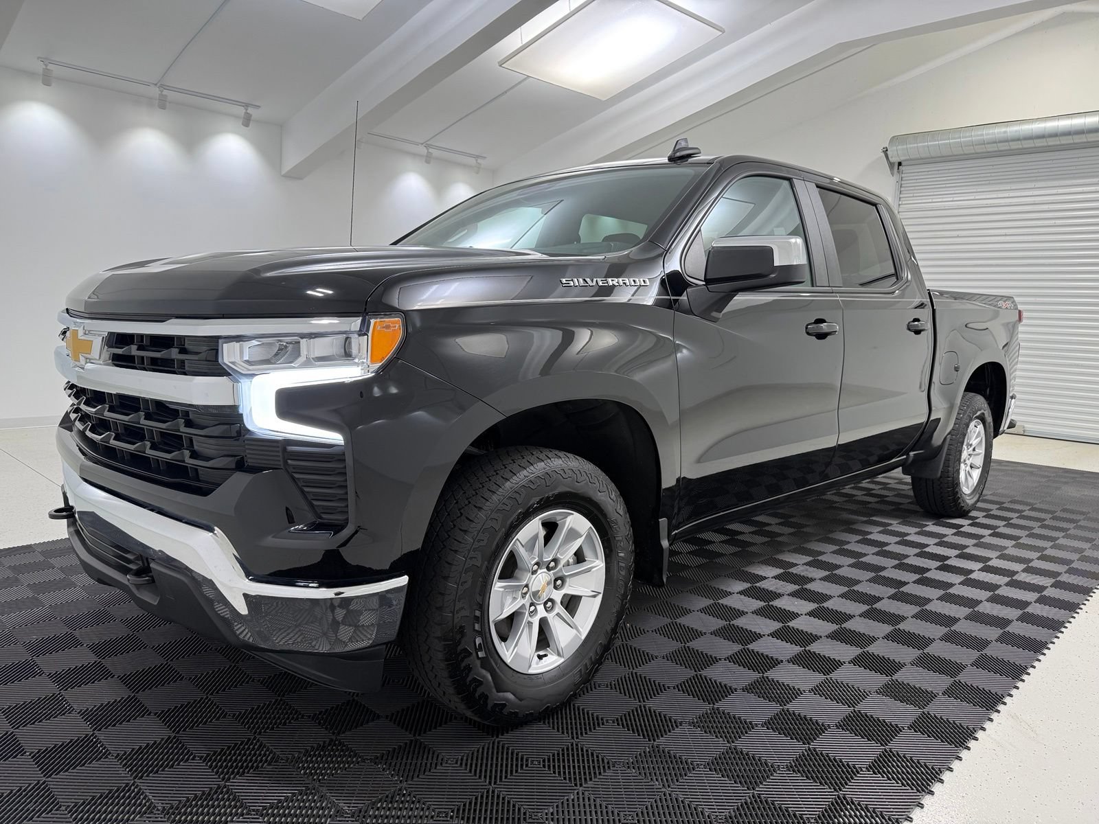 Used 2023 Chevrolet Silverado 1500 LT AWD/4WD image 3