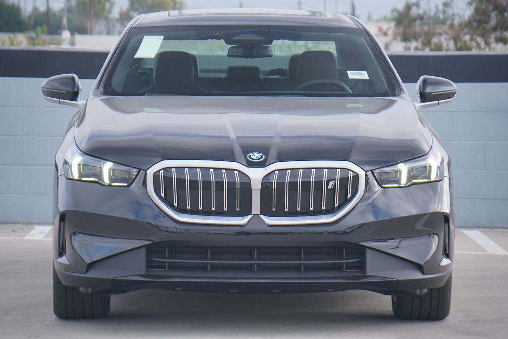 New 2026 BMW i5 eDrive40 w/ Premium Package image 2
