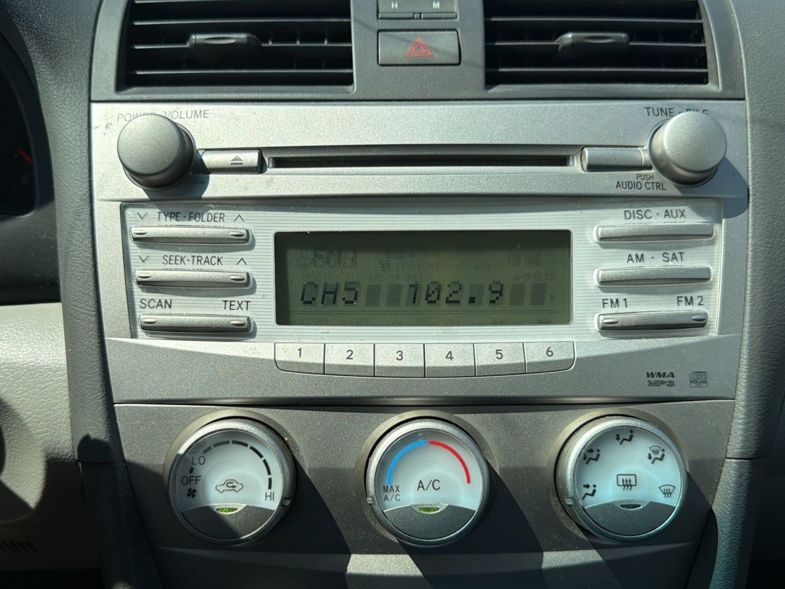 Used 2011 Toyota Camry LE FWD image 23