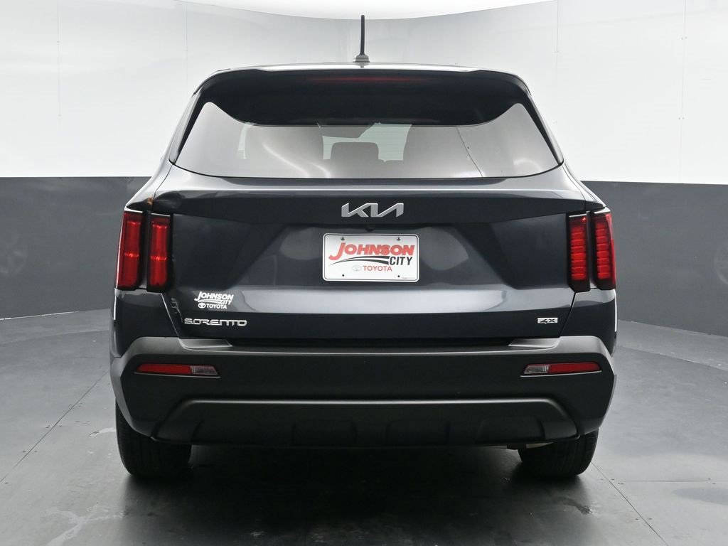 Used 2023 Kia Sorento LX image 7