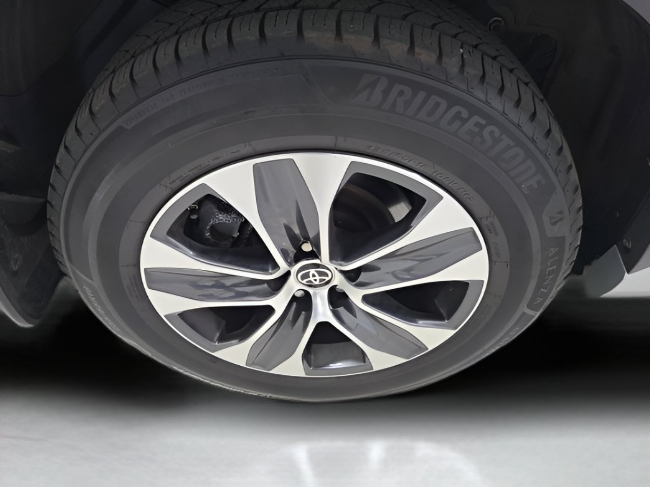 Used 2021 Toyota Highlander XLE AWD/4WD image 9