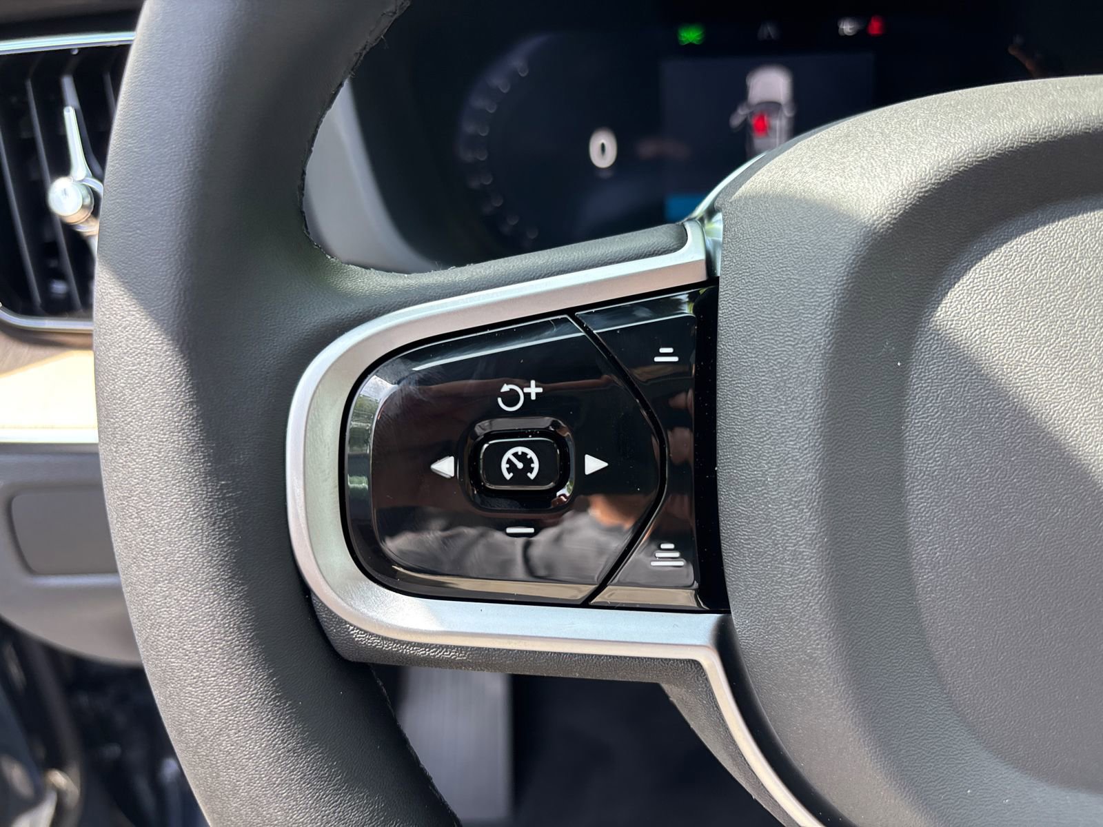New 2026 Volvo XC60 B5 Plus w/ Protection Package Premier AWD/4WD image 15