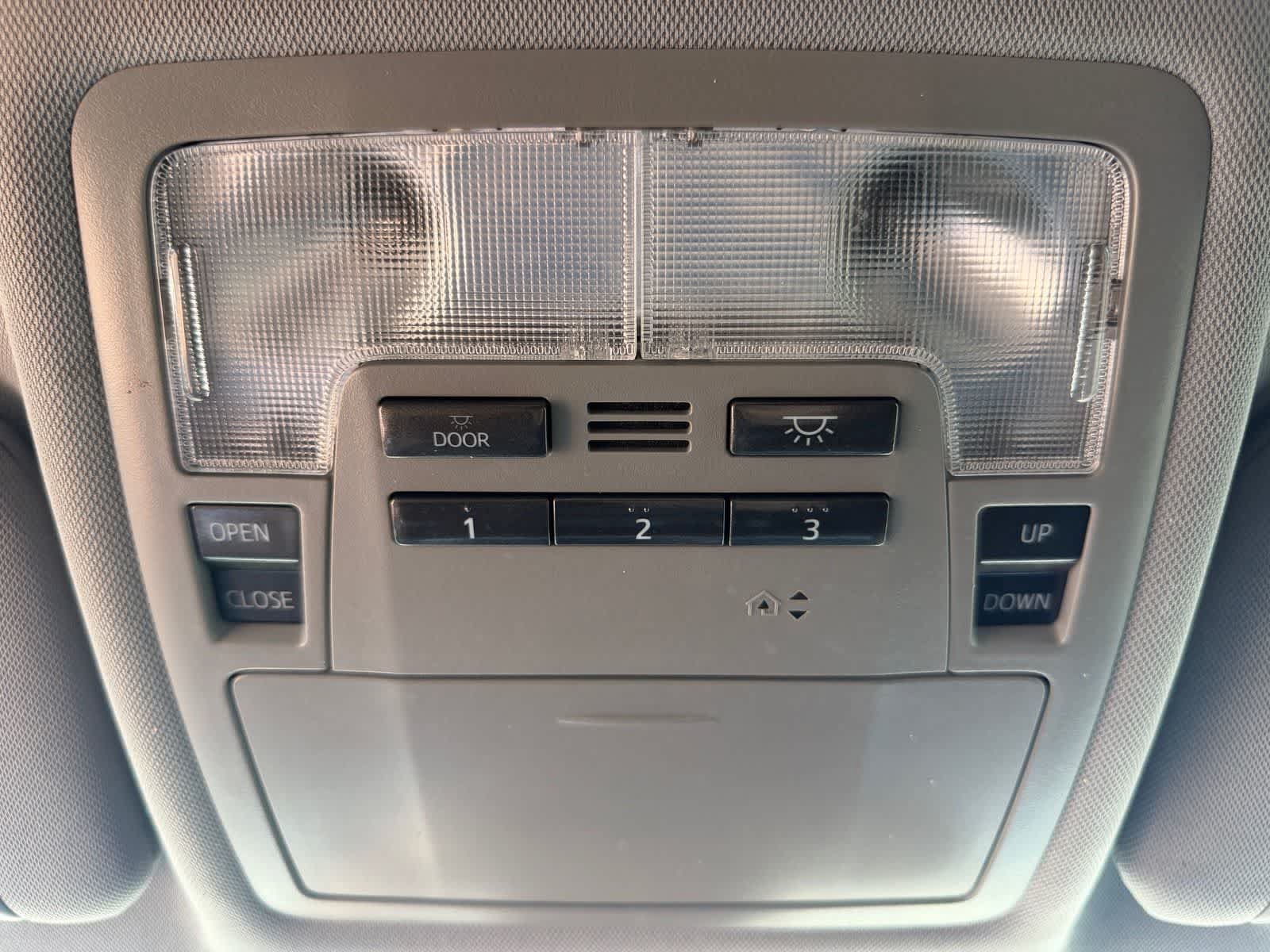 Used 2018 Toyota Highlander SE w/ Carpet Mat Package (TMS) AWD/4WD image 30