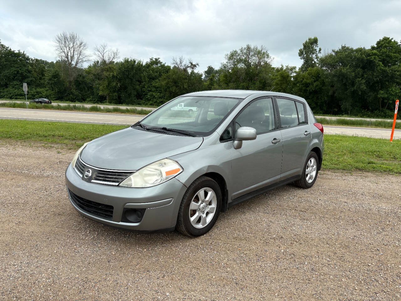 Used 2007 Nissan Versa Hatchback FWD image 3