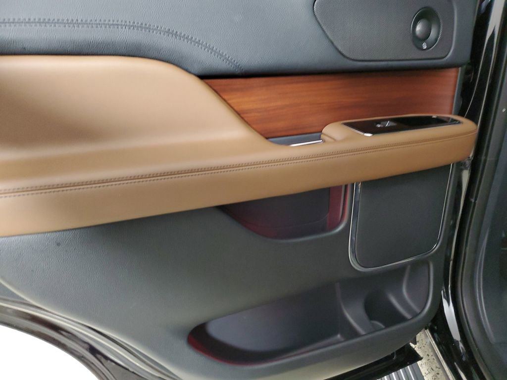 Used 2022 Lincoln Navigator Reserve w/ Monochromatic Package RWD image 9