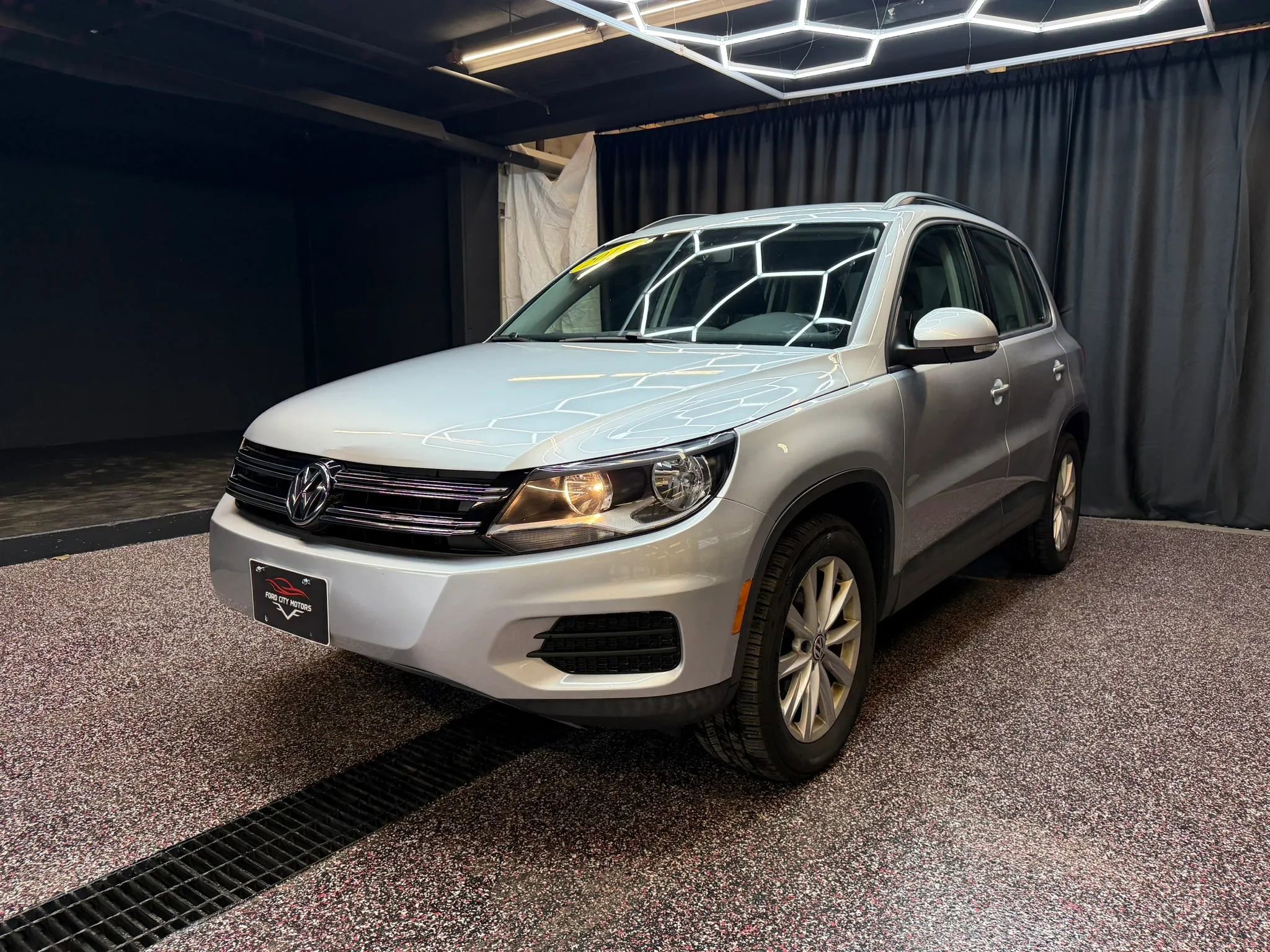Used 2017 Volkswagen Tiguan S AWD/4WD image 3