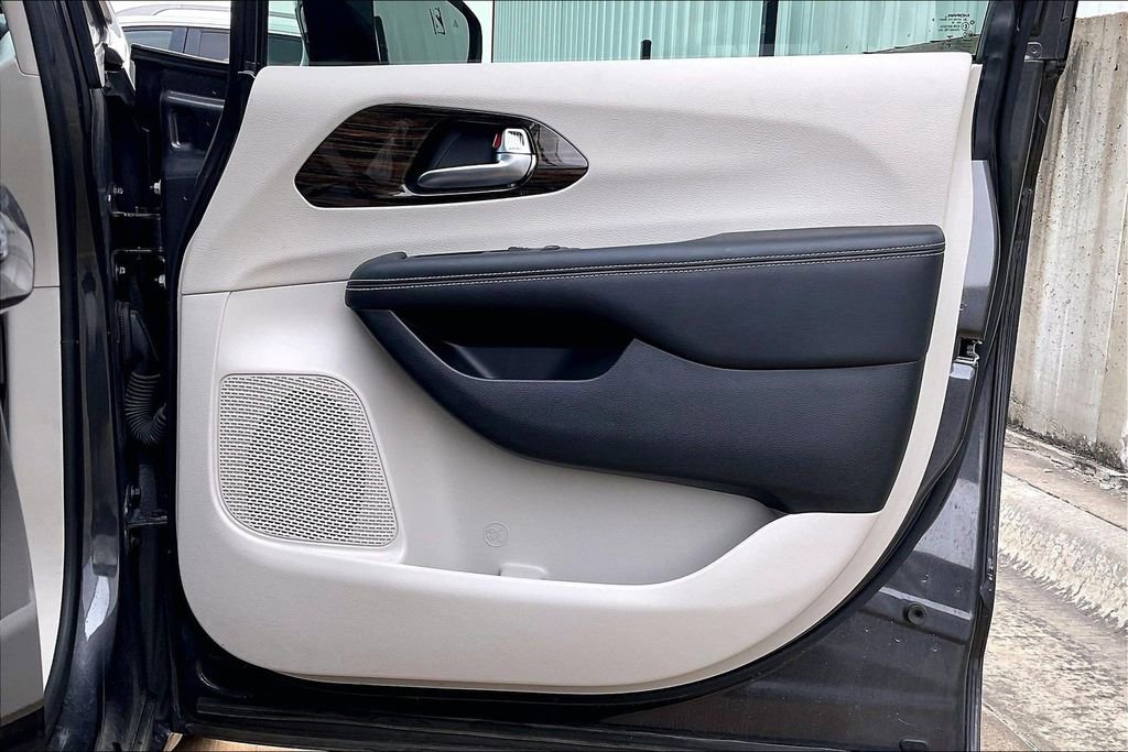 Used 2023 Chrysler Pacifica Limited image 24