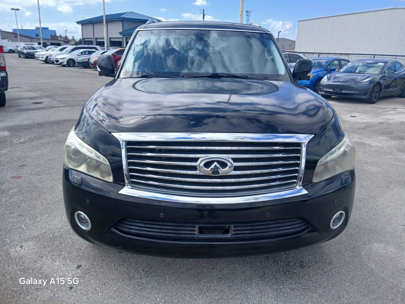 Used 2014 INFINITI QX80 4WD w/ Deluxe Touring Package image 3