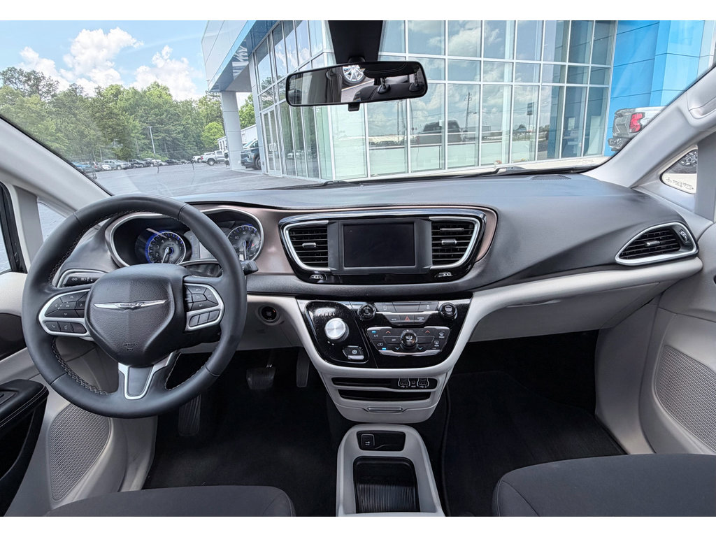 Used 2022 Chrysler Voyager LX FWD image 11